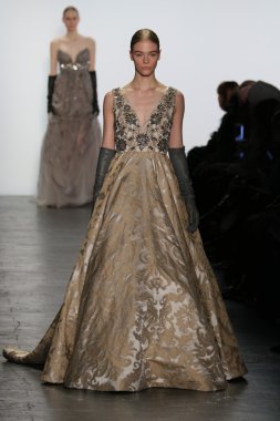 modeli Dennis Basso sonbahar 2016 giyen pist yürür