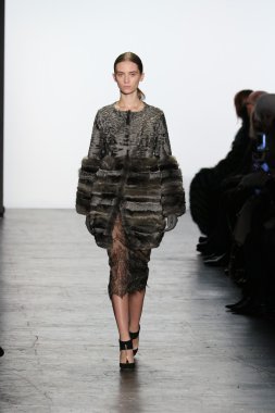 modeli Dennis Basso sonbahar 2016 giyen pist yürür