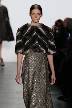 modeli Dennis Basso sonbahar 2016 giyen pist yürür