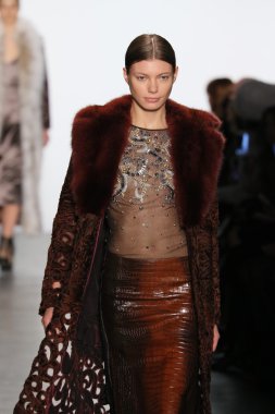 modeli Dennis Basso sonbahar 2016 giyen pist yürür