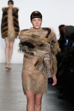 modeli Dennis Basso sonbahar 2016 giyen pist yürür