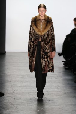 modeli Dennis Basso sonbahar 2016 giyen pist yürür