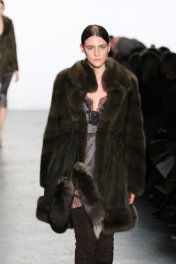 modeli Dennis Basso sonbahar 2016 giyen pist yürür