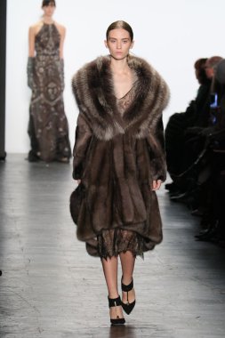 modeli Dennis Basso sonbahar 2016 giyen pist yürür