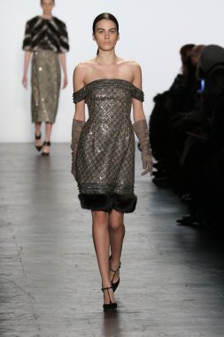 modeli Dennis Basso sonbahar 2016 giyen pist yürür