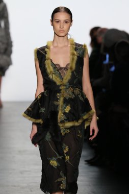 modeli Dennis Basso sonbahar 2016 giyen pist yürür