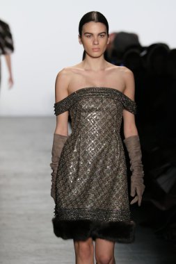 modeli Dennis Basso sonbahar 2016 giyen pist yürür