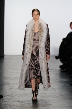 modeli Dennis Basso sonbahar 2016 giyen pist yürür