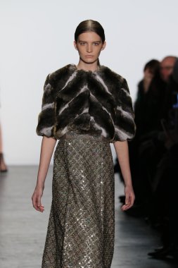 modeli Dennis Basso sonbahar 2016 giyen pist yürür