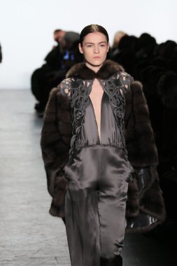 modeli Dennis Basso sonbahar 2016 giyen pist yürür