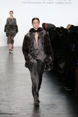 modeli Dennis Basso sonbahar 2016 giyen pist yürür