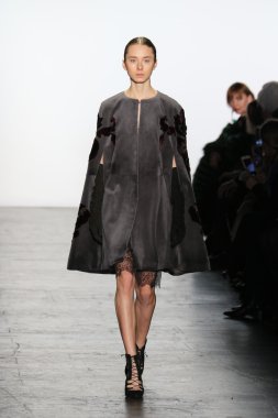 modeli Dennis Basso sonbahar 2016 giyen pist yürür