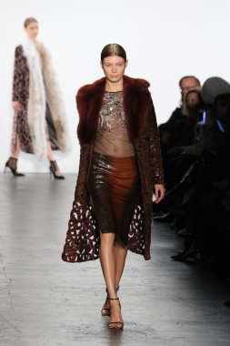 modeli Dennis Basso sonbahar 2016 giyen pist yürür