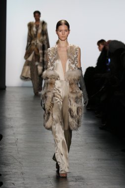 modeli Dennis Basso sonbahar 2016 giyen pist yürür