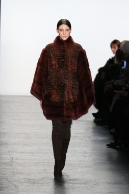 modeli Dennis Basso sonbahar 2016 giyen pist yürür