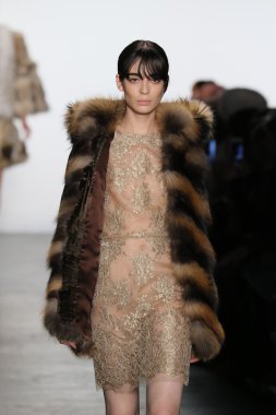 modeli Dennis Basso sonbahar 2016 giyen pist yürür