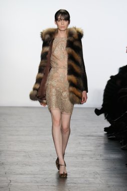 modeli Dennis Basso sonbahar 2016 giyen pist yürür