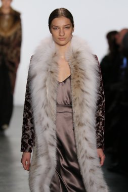 modeli Dennis Basso sonbahar 2016 giyen pist yürür