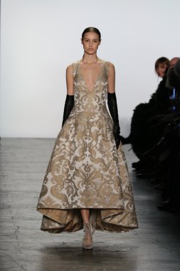 modeli Dennis Basso sonbahar 2016 giyen pist yürür