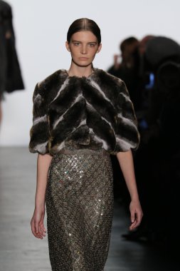 modeli Dennis Basso sonbahar 2016 giyen pist yürür