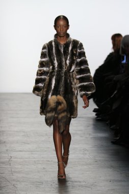 modeli Dennis Basso sonbahar 2016 giyen pist yürür