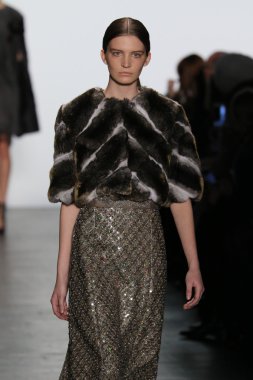 modeli Dennis Basso sonbahar 2016 giyen pist yürür