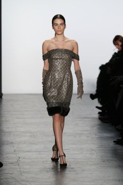 modeli Dennis Basso sonbahar 2016 giyen pist yürür