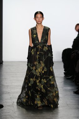 modeli Dennis Basso sonbahar 2016 giyen pist yürür