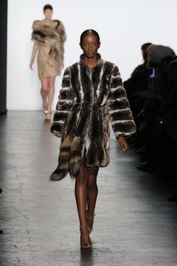 modeli Dennis Basso sonbahar 2016 giyen pist yürür