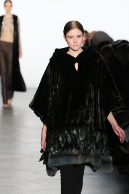 modeli Dennis Basso sonbahar 2016 giyen pist yürür