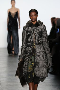 modeli Dennis Basso sonbahar 2016 giyen pist yürür