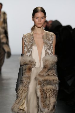 modeli Dennis Basso sonbahar 2016 giyen pist yürür