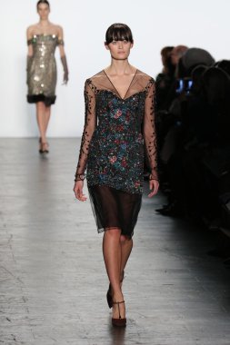 modeli Dennis Basso sonbahar 2016 giyen pist yürür