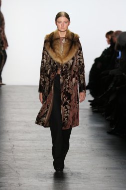 modeli Dennis Basso sonbahar 2016 giyen pist yürür