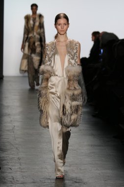 modeli Dennis Basso sonbahar 2016 giyen pist yürür