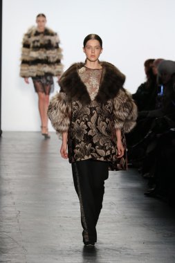 modeli Dennis Basso sonbahar 2016 giyen pist yürür