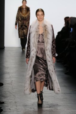 modeli Dennis Basso sonbahar 2016 giyen pist yürür