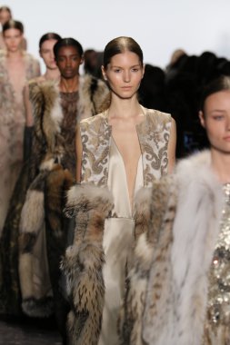 Dennis Basso sonbahar 2016 giyen modelleri