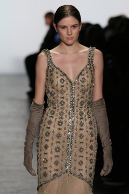 modeli Dennis Basso sonbahar 2016 giyen pist yürür