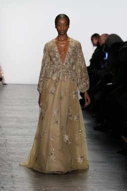 modeli Dennis Basso sonbahar 2016 giyen pist yürür