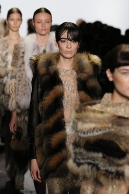 Dennis Basso sonbahar 2016 giyen modelleri