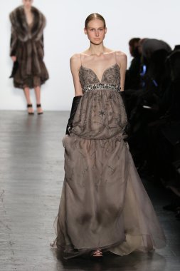 modeli Dennis Basso sonbahar 2016 giyen pist yürür