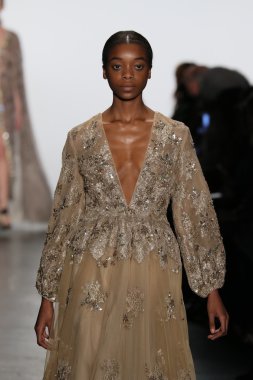 modeli Dennis Basso sonbahar 2016 giyen pist yürür