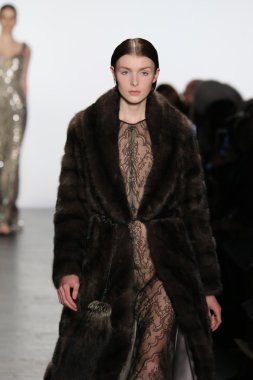 modeli Dennis Basso sonbahar 2016 giyen pist yürür