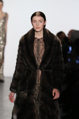 modeli Dennis Basso sonbahar 2016 giyen pist yürür