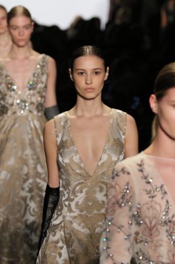 Dennis Basso sonbahar 2016 giyen modelleri