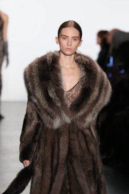 modeli Dennis Basso sonbahar 2016 giyen pist yürür