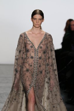 modeli Dennis Basso sonbahar 2016 giyen pist yürür