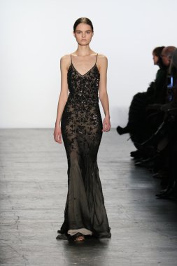 modeli Dennis Basso sonbahar 2016 giyen pist yürür