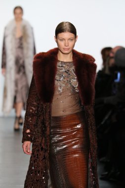 modeli Dennis Basso sonbahar 2016 giyen pist yürür